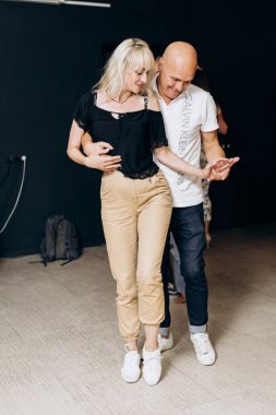Kharkiv, Ukrayna 11.09.23 Guy ve kız dans pistinde bachata yapıyorlar. Sosyal Latin Amerika etkinliği