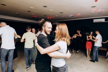 Kharkiv, Ukrayna 11.09.23 Guy ve kız dans pistinde bachata yapıyorlar. Sosyal Latin Amerika etkinliği
