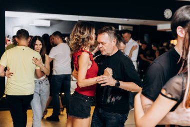 Kharkiv, Ukrayna 11.09.23 Guy ve kız dans pistinde bachata yapıyorlar. Sosyal Latin Amerika etkinliği