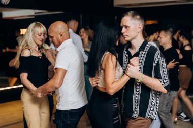 Kharkiv, Ukrayna 11.09.23 Guy ve kız dans pistinde bachata yapıyorlar. Sosyal Latin Amerika etkinliği