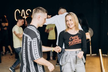 Kharkiv, Ukrayna 11.09.23 Guy ve kız dans pistinde bachata yapıyorlar. Sosyal Latin Amerika etkinliği