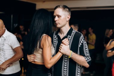 Kharkiv, Ukrayna 11.09.23 Guy ve kız dans pistinde bachata yapıyorlar. Sosyal Latin Amerika etkinliği