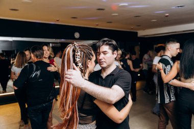 Kharkiv, Ukrayna 11.09.23 Guy ve kız dans pistinde bachata yapıyorlar. Sosyal Latin Amerika etkinliği