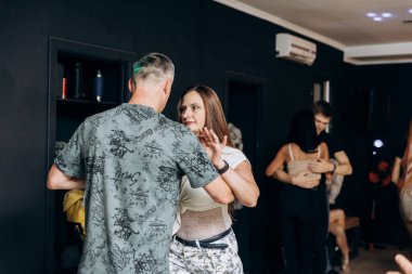 Kharkiv, Ukrayna 11.09.23 Guy ve kız dans pistinde bachata yapıyorlar. Sosyal Latin Amerika etkinliği