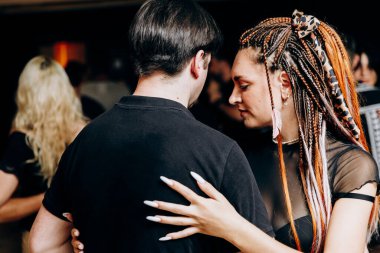 Kharkiv, Ukrayna 11.09.23 Guy ve kız dans pistinde bachata yapıyorlar. Sosyal Latin Amerika etkinliği