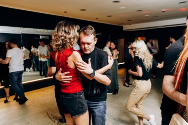 Kharkiv, Ukrayna 11.09.23 Guy ve kız dans pistinde bachata yapıyorlar. Sosyal Latin Amerika etkinliği