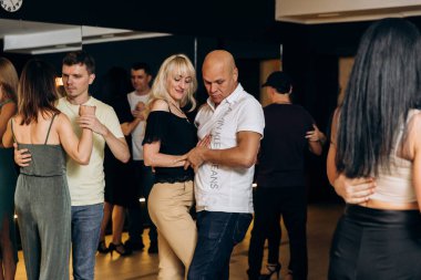 Kharkiv, Ukrayna 11.09.23 Guy ve kız dans pistinde bachata yapıyorlar. Sosyal Latin Amerika etkinliği