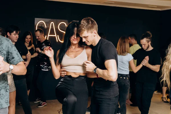 Kharkiv, Ukrayna 11.09.23 Guy ve kız dans pistinde bachata yapıyorlar. Sosyal Latin Amerika etkinliği