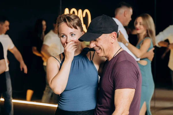 Kharkiv, Ukrayna 11.09.23 Guy ve kız dans pistinde bachata yapıyorlar. Sosyal Latin Amerika etkinliği