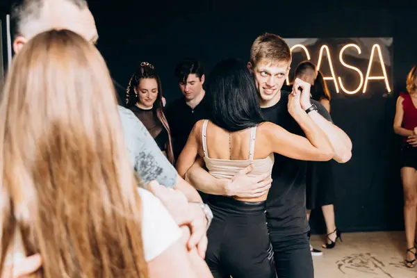 Kharkiv, Ukrayna 11.09.23 Guy ve kız dans pistinde bachata yapıyorlar. Sosyal Latin Amerika etkinliği