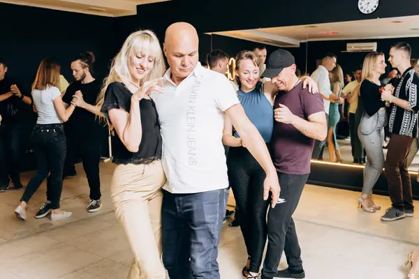 Kharkiv, Ukrayna 11.09.23 Guy ve kız dans pistinde bachata yapıyorlar. Sosyal Latin Amerika etkinliği