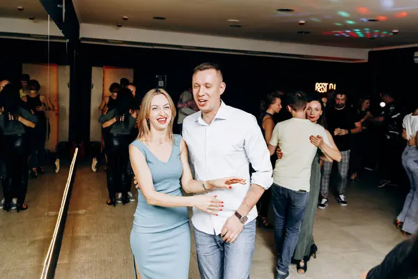 Kharkiv, Ukrayna 11.09.23 Guy ve kız dans pistinde bachata yapıyorlar. Sosyal Latin Amerika etkinliği
