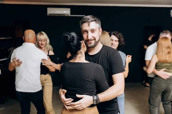 Kharkiv, Ukrayna 11.09.23 Guy ve kız dans pistinde bachata yapıyorlar. Sosyal Latin Amerika etkinliği