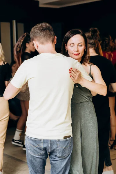 Kharkiv, Ukrayna 11.09.23 Guy ve kız dans pistinde bachata yapıyorlar. Sosyal Latin Amerika etkinliği