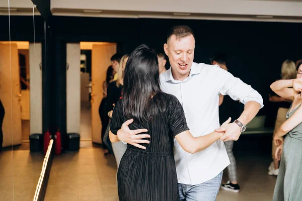 Kharkiv, Ukrayna 11.09.23 Guy ve kız dans pistinde bachata yapıyorlar. Sosyal Latin Amerika etkinliği