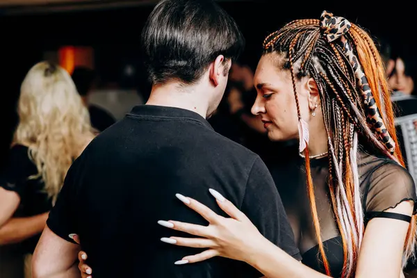 Kharkiv, Ukrayna 11.09.23 Guy ve kız dans pistinde bachata yapıyorlar. Sosyal Latin Amerika etkinliği