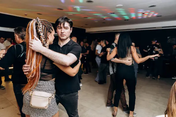 Kharkiv, Ukrayna 11.09.23 Guy ve kız dans pistinde bachata yapıyorlar. Sosyal Latin Amerika etkinliği
