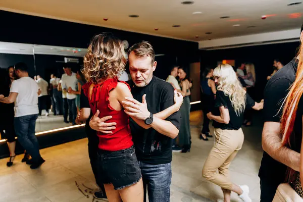 Kharkiv, Ukrayna 11.09.23 Guy ve kız dans pistinde bachata yapıyorlar. Sosyal Latin Amerika etkinliği