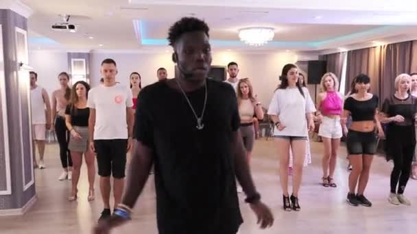 乌克兰哈尔科夫 23人们在派对上跳动漫 并成双成对地在社交拉丁美洲活动中玩乐 Salsa Bachata Kizomba — 图库视频影像