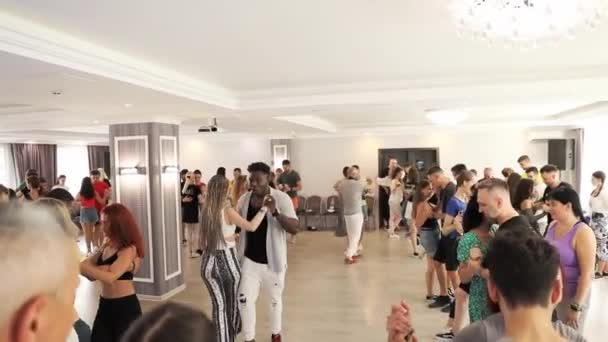 ハリコフ ウクライナ 人々はパーティーでアニメーションを踊り ペアでソーシャルラテンアメリカのイベントを楽しんでいます サルサ バカタ エスバンバ — ストック動画