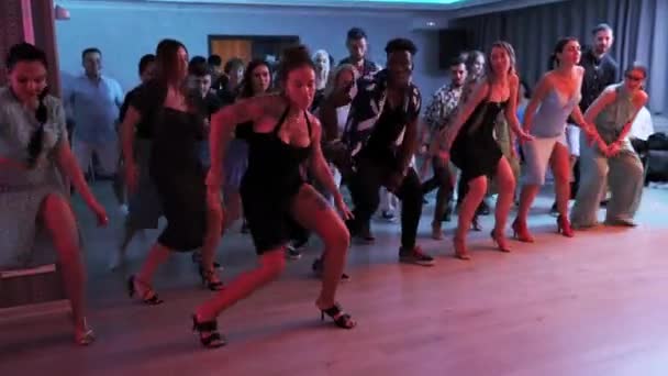 Charkov Ukrajina Lidé Tančí Animaci Párty Dvojicích Baví Společenské Latinskoamerické — Stock video