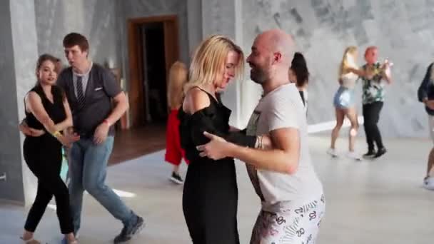Kharkiv Ucraina Persone Ballano Animazione Alla Festa Coppia Divertono All — Video Stock