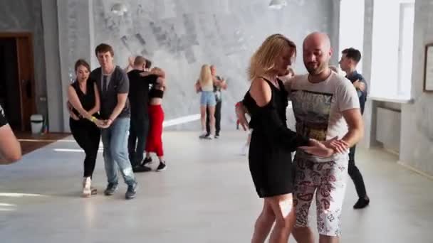 Χάρκοβο Ουκρανία Άνθρωποι Χορεύουν Animation Στο Πάρτι Και Ζευγάρια Διασκεδάζουν — Αρχείο Βίντεο