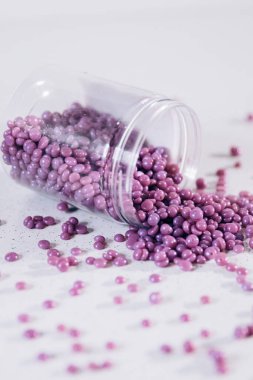 Masanın üzerine granül şeklinde mor kaş cilası saçılmış. Kozmetoloji, kaş uzmanı.