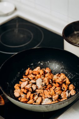 Lezzetli karides ve midye. Beyaz tabakta deniz ürünleri