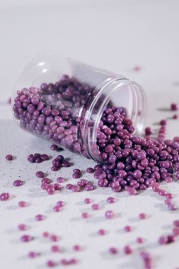 Masanın üzerine granül şeklinde mor kaş cilası saçılmış. Kozmetoloji, kaş uzmanı.