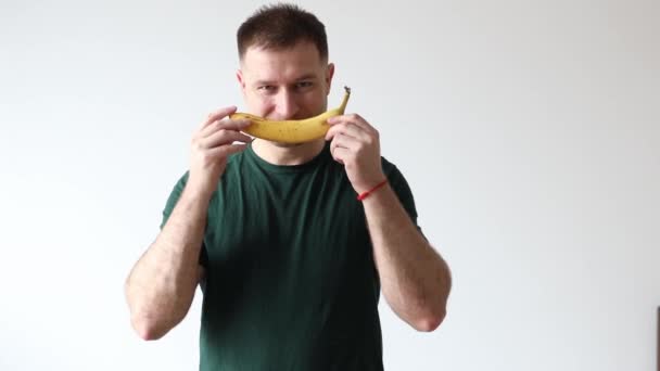 Чоловік Тримає Банан Посміхається Здоров Людини — стокове відео