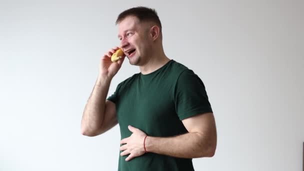 Чоловік Тримає Банан Спілкується Ним Телефон Емоції Людини Під Час — стокове відео