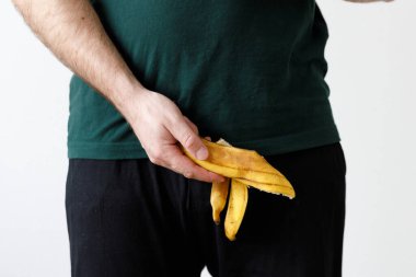 Adam muz tutuyor. Erkek sağlığı, iktidarsızlık, iktidarsızlık