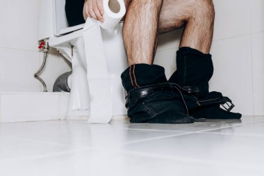 Adam elinde telefonla tuvalette oturuyordu. Adamın sabah rutini.