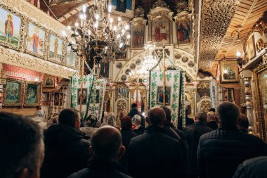 İnsanlar bir paket renkli yumurtalı keki kutsamak için kiliseye gider. Geleneksel Paskalya Bayramı