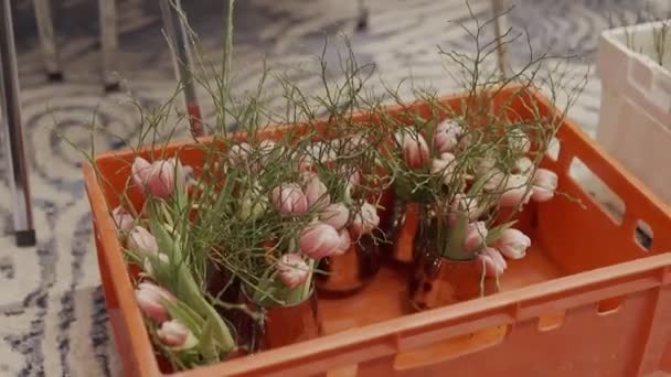 Wiosenny Wystrój Drogiej Restauracji Postaci Tulipanów Pisanek — Wideo stockowe