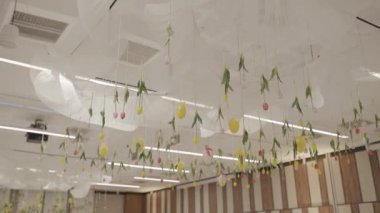 Lale ve Paskalya yumurtası şeklinde pahalı bir restoranın bahar dekoru.