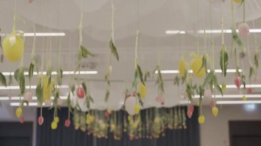 Lale ve Paskalya yumurtası şeklinde pahalı bir restoranın bahar dekoru.