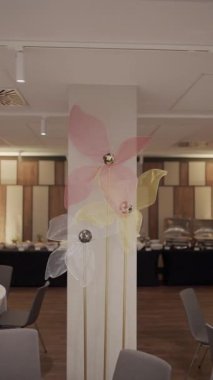 Lale ve Paskalya yumurtası şeklinde pahalı bir restoranın bahar dekoru.