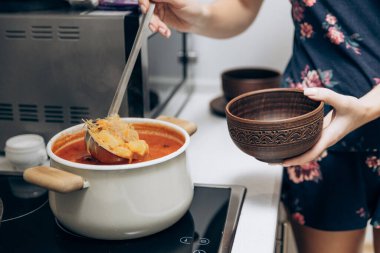 Masada kırmızı Ukrayna çorbası var. Ulusal ilk yemeği pişiriyorum.