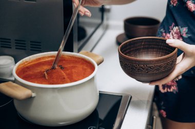 Masada kırmızı Ukrayna çorbası var. Ulusal ilk yemeği pişiriyorum.