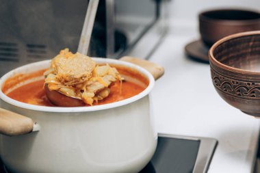 Masada kırmızı Ukrayna çorbası var. Ulusal ilk yemeği pişiriyorum.