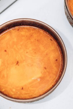 Masada kırmızı Ukrayna çorbası var. Ulusal ilk yemeği pişiriyorum.