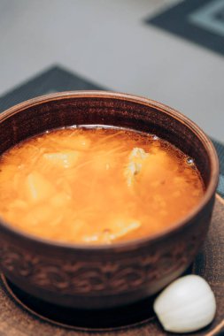 Masada kırmızı Ukrayna çorbası var. Ulusal ilk yemeği pişiriyorum.