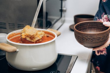 Masada kırmızı Ukrayna çorbası var. Ulusal ilk yemeği pişiriyorum.