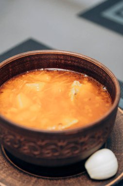 Masada kırmızı Ukrayna çorbası var. Ulusal ilk yemeği pişiriyorum.