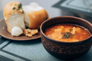 Masada kırmızı Ukrayna çorbası var. Ulusal ilk yemeği pişiriyorum.