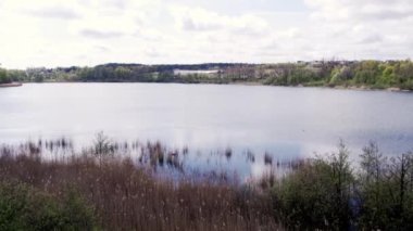 Yaz tatili, adam su motosikleti sürüyor ve akrobatik hareketler yapıyor.