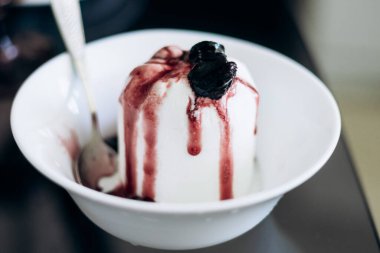 Yaban mersini reçelli dondurma yazları erir.