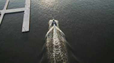 Yaz tatili, adam su motosikleti sürüyor ve akrobatik hareketler yapıyor.